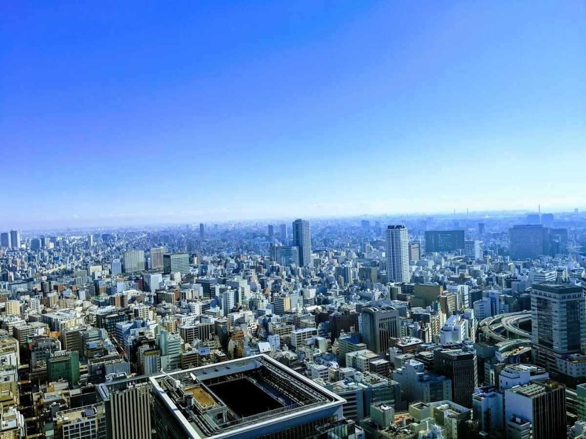 High-floor view over the city skyline