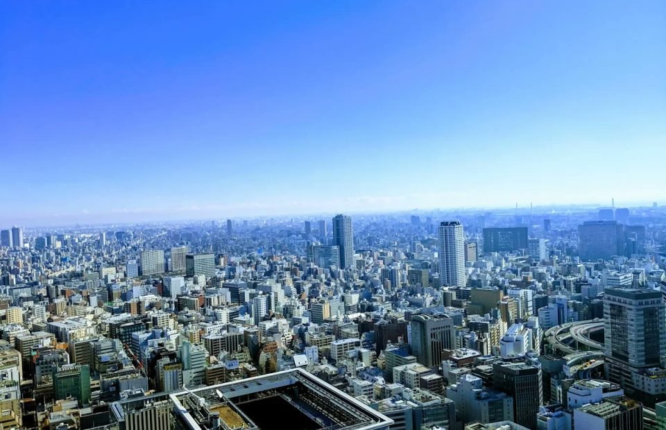 High-floor view over the city skyline