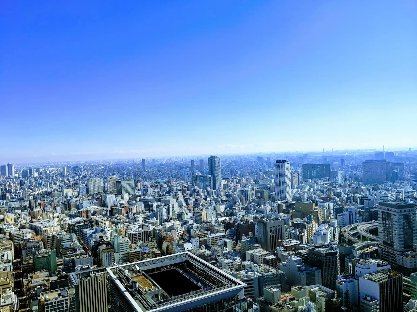 High-floor view over the city skyline
