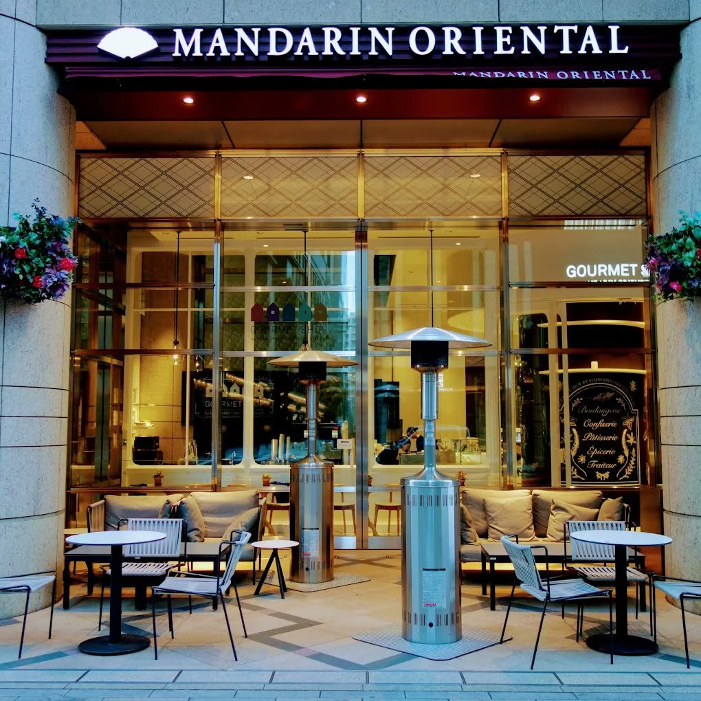 Patisserie and cafe entrance off the hotel lobby