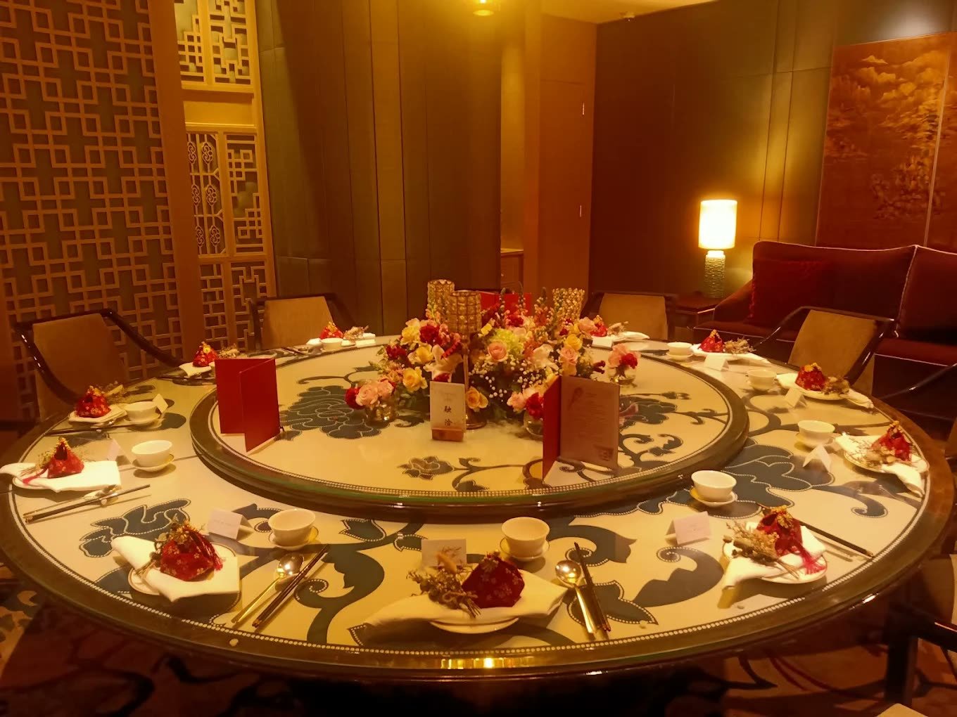 Round banquet table in a private dining room at Mandarin Oriental Jakarta