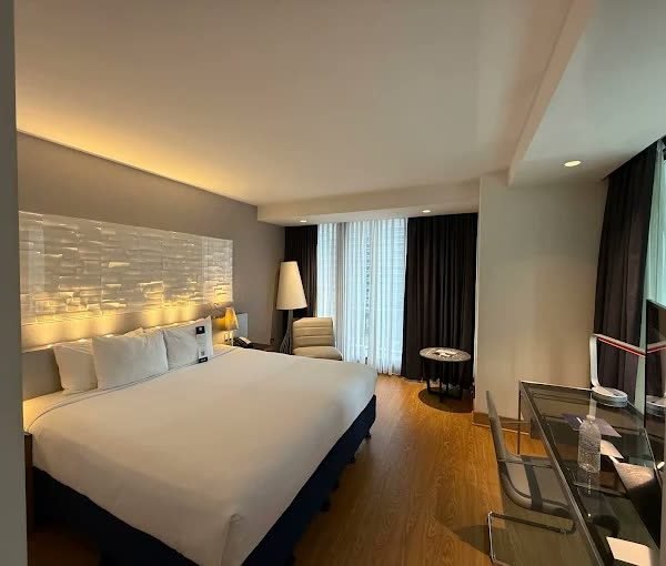 King guest room with floor-to-ceiling windows at Radisson Blu Aqua Hotel Chicago